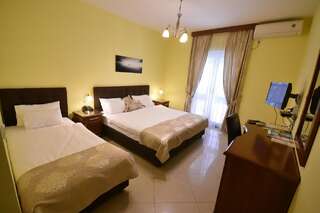 Отель Hotel Ellena Херцег-Нови Трехместный номер-1